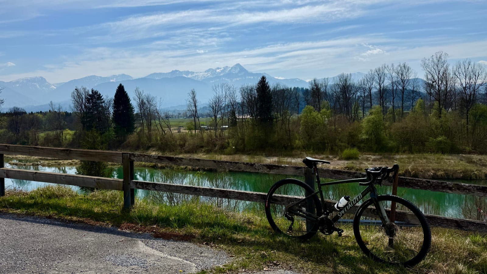 Specialized gravel bike beside turquoise water near Wörthersee during recon day.