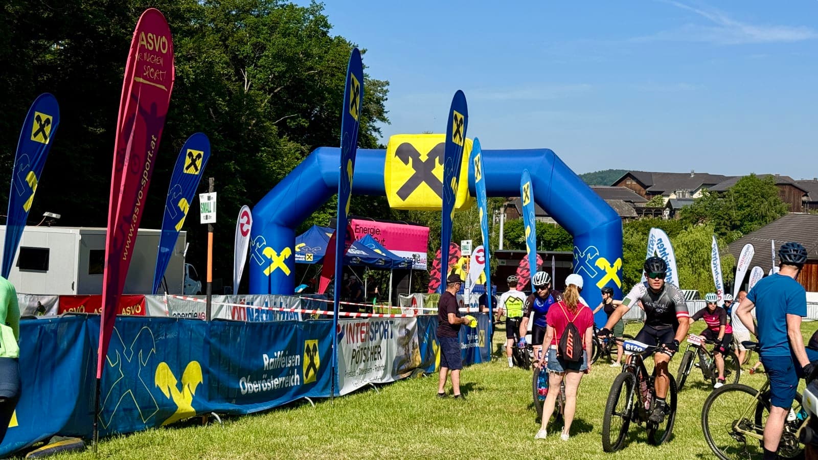 Start and finish area at Raiffeisen Granitmarathon Kleinzell 2026 under the Raiffeisen arch.